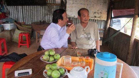 Vua sầu riêng Nguyễn Ngọc Trung (phải) trò chuyện với tác giả